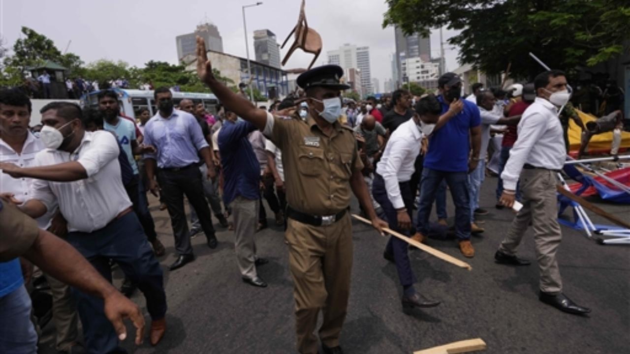 Sri Lanka: Protesters set on fire houses of Mayor, MPs